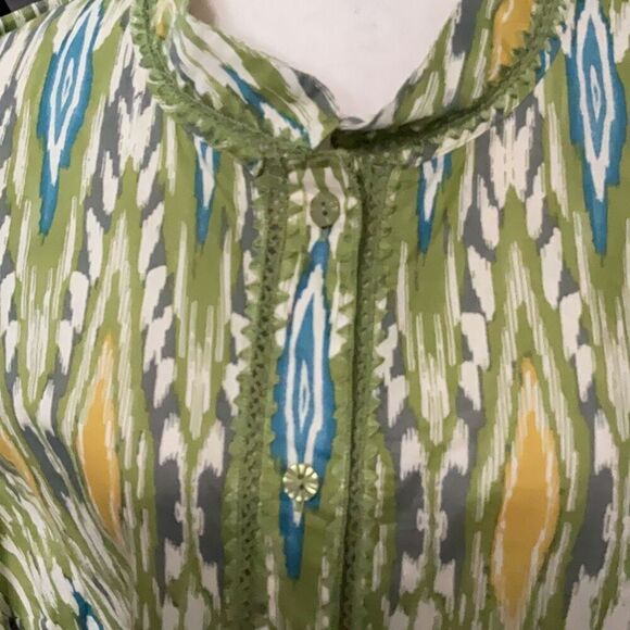 JH Collectibles Woman Green Geometric Short Sleeve Button Front Blouse Size 3X - Picture 2 of 6